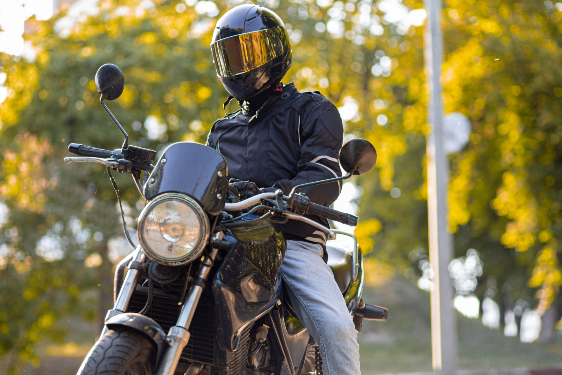 Motard équipé sur sa moto en Ariège